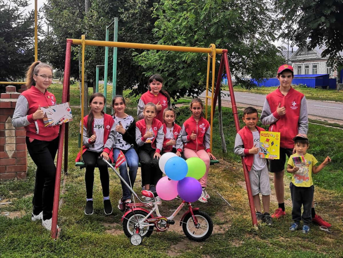Волонтеры-медики собрали макулатуру и подарили детям велосипеды