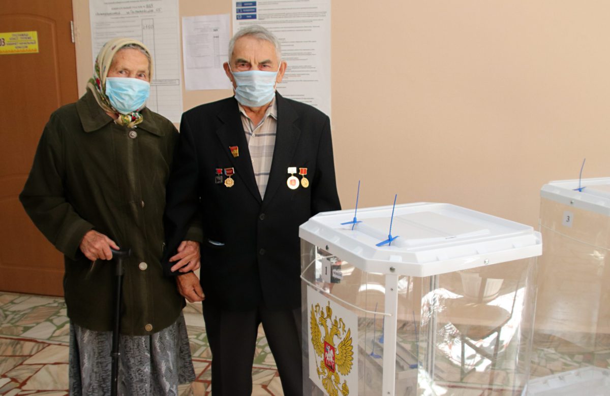 Первостроитель и Почетный гражданин Новочебоксарска Иван Николаев проголосовал на выборах вместе с супругой
