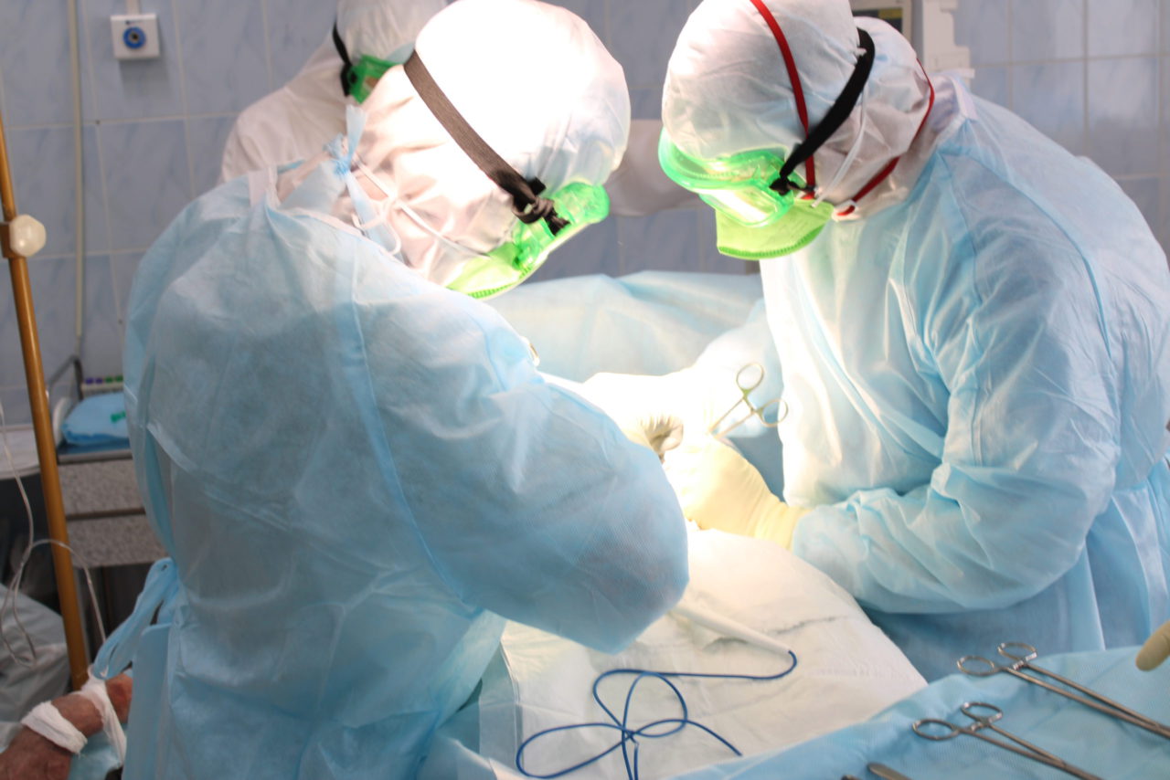 С начала пандемии хирурги БСМП сделали более 300 операций пациентам с «экстра-ковид»