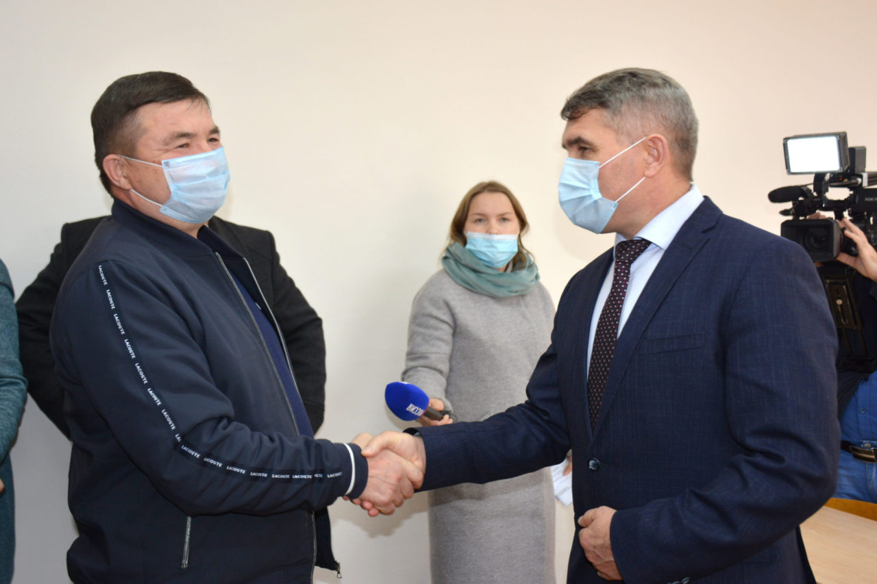 Олег Николаев поблагодарил подрядчиков, завершивших капремонт в Вурнарской школе
