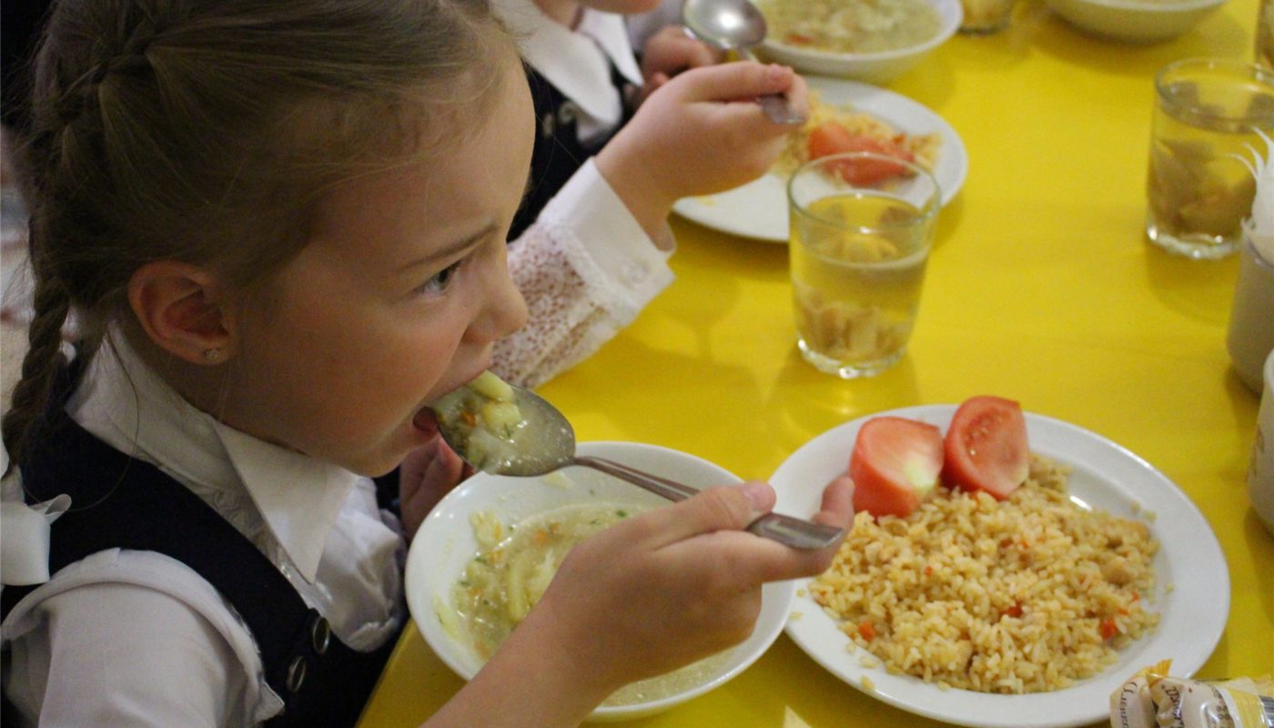 Роспотребнадзор региона отметил хороший уровень обеспечения горячим питанием школьников Чувашии
