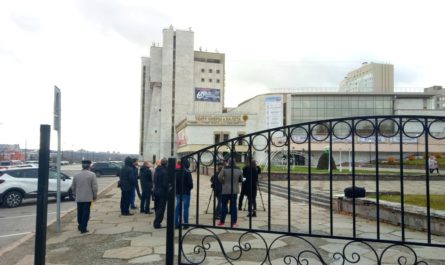 Забор около Театра оперы и балеты в Чебоксарах: быть или не быть?